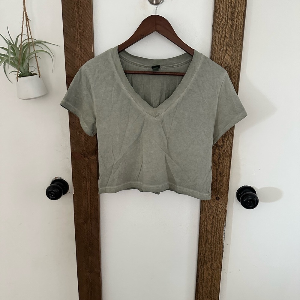 Wild Fable Women’s Crop Top Rustic V Neck Crop Top Women’s Size Small 
EUC